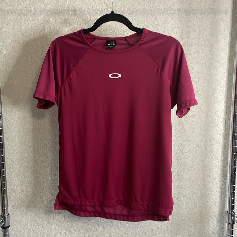 EUC Oakley T shirt